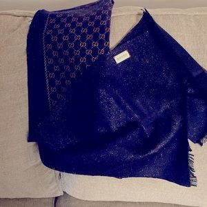 I’m selling my Gucci scarf that I bought at the Gucci store in Beverly Hills.